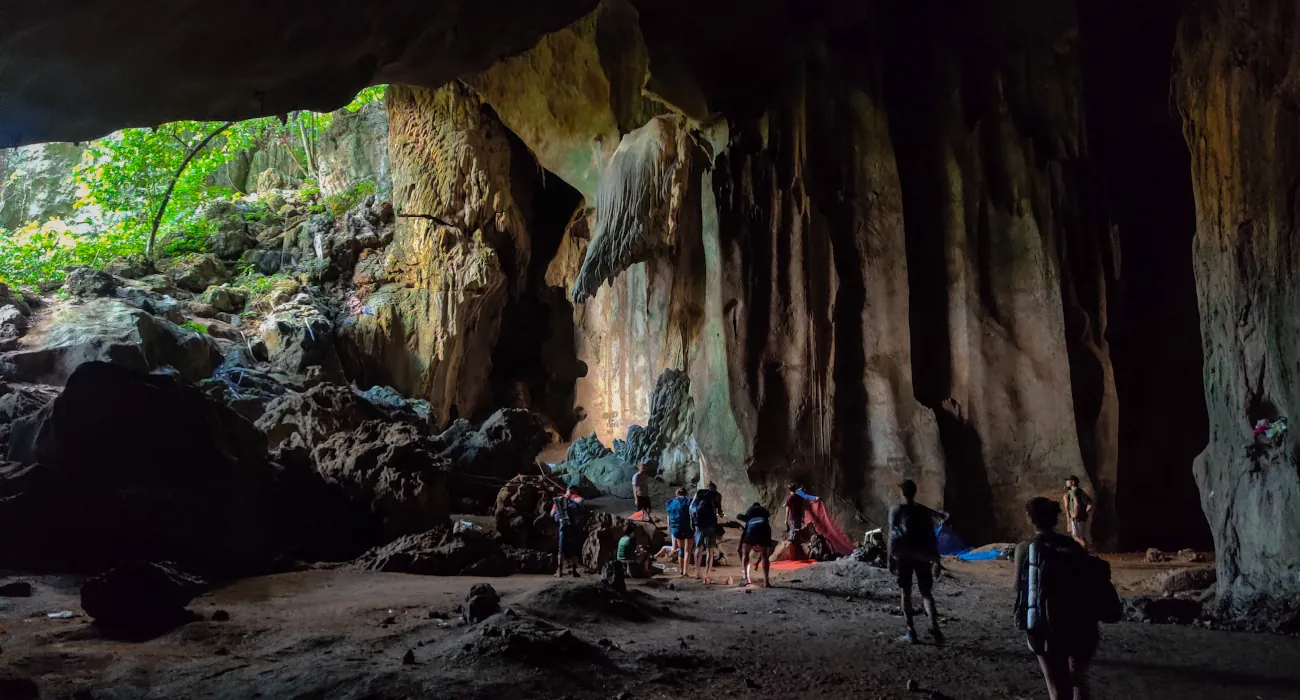 Taman Negara Trekking: Sleeping in a cave deep in the jungle
