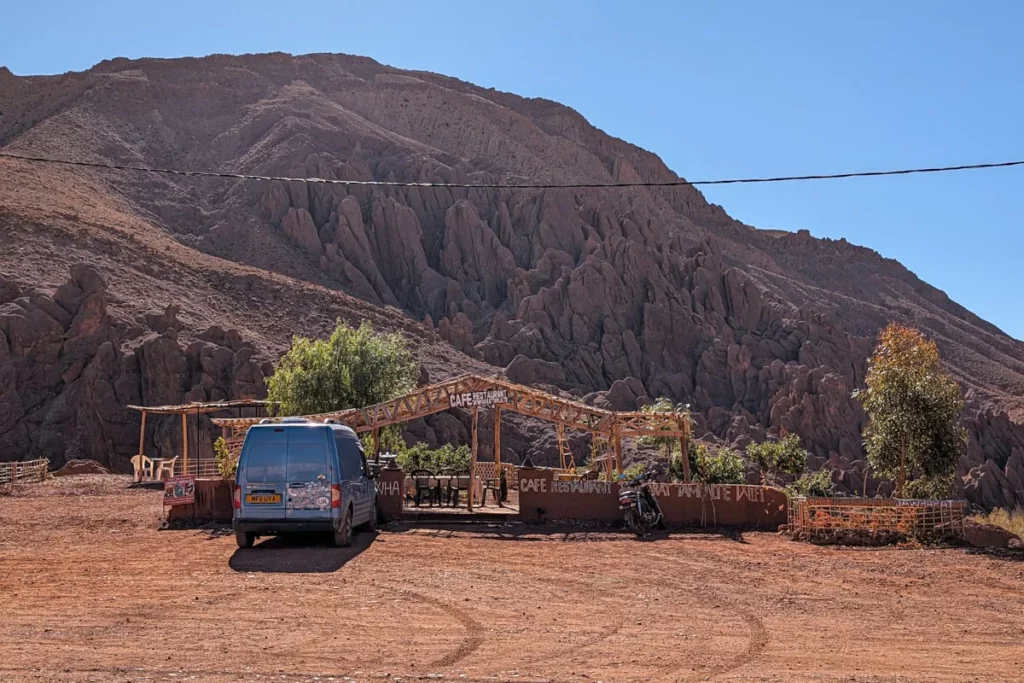 Noi abbiamo guidato il nostro van dal Regno Unito al Marocco e abbiamo potuto visitare entrambe le gole con relativa facilità