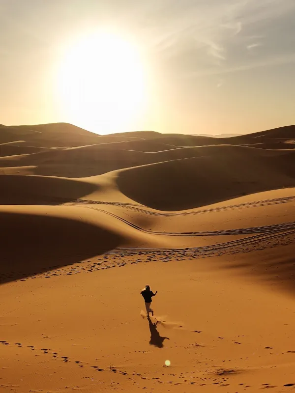 Exploring the dunes of Erg Chebbi on foot