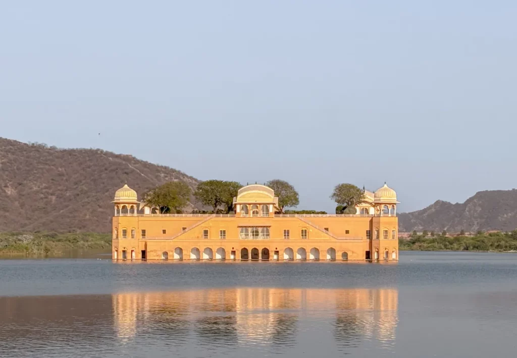 Palazzi come il Jal Mahal a Jaipur sono più facili da visitare col driver