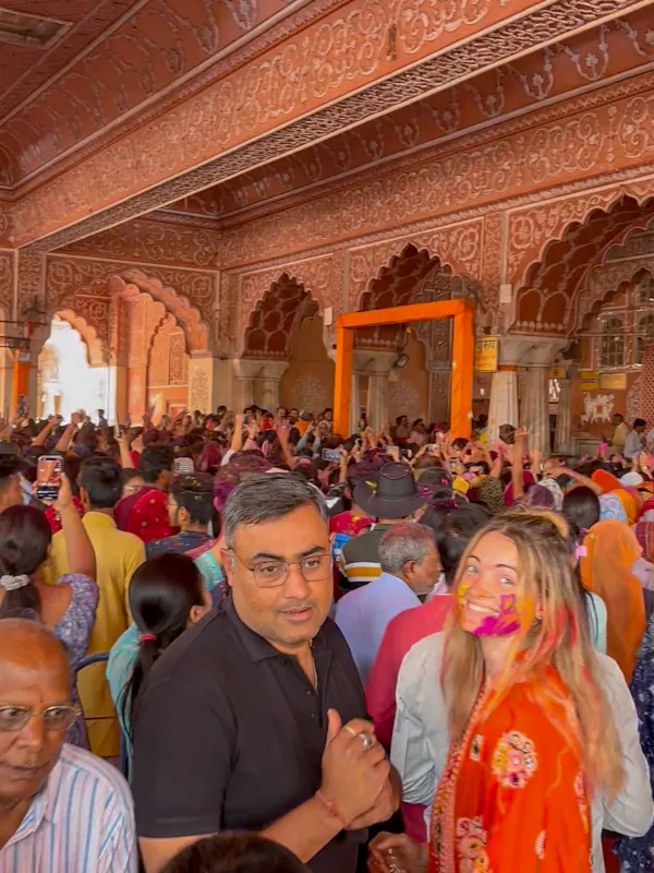 Lancio dei colori prima dell'Holi