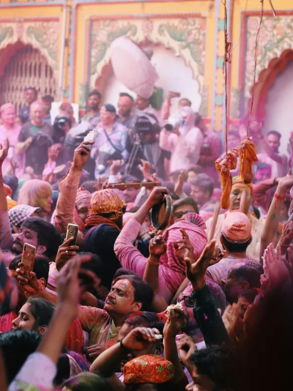 Folla in una delle strade di Pushkar