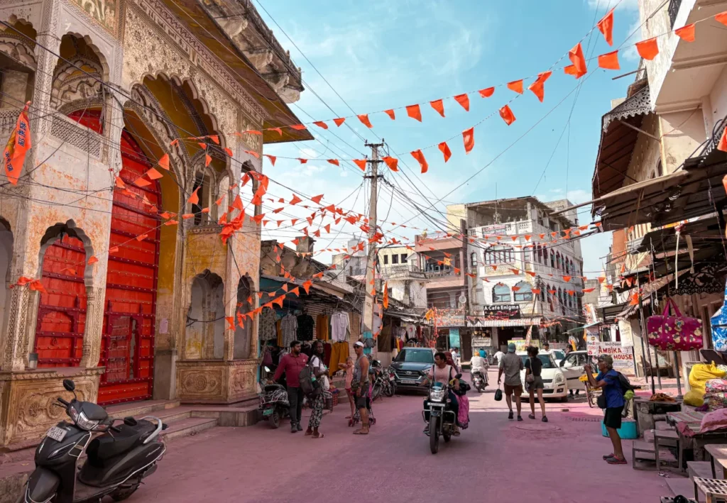 Le strade di Pushkar colorate di rosa il giorno dopo l'Holi