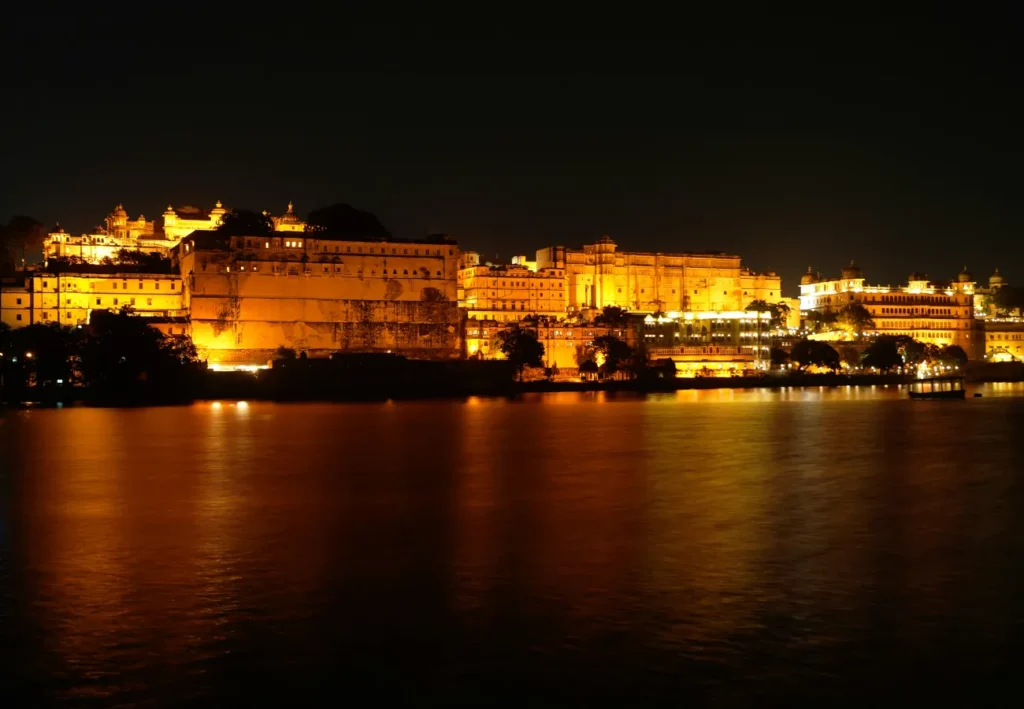 La vista sul palazzo durante la notte è specialmente bella